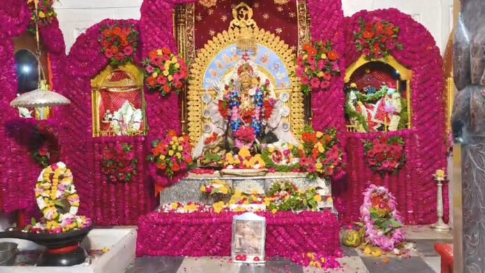 मां के जयकारों से गूंज उठी कान्हा की नगरी, देवी मंदिरों में उमड़ी भक्तों की भीड़