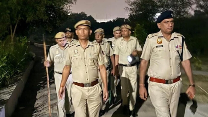 उत्तर पूर्वी दिल्ली में सुरक्षा व्यवस्था को और मजबूत बनाने के लिए पुलिस ने संवेदनशील इलाकों में जमीन पर उतरकर मोर्चा संभाला