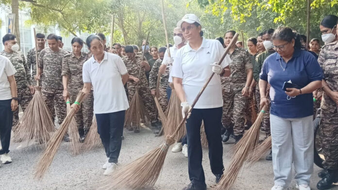 गांधी जयंती पर खाकी ने उठाई झाड़ू, हरियाली के लिए रोपे पौधे, दिया संदेश- 'स्वच्छता से सेवा, हरियाली से सुरक्षा'
