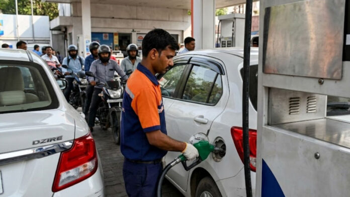 Petrol Diesel Price Today: पेट्रोल-डीजल के नए रेट जारी, क्या आज फिर बढ़ी कीमत? जानें दिल्ली से मुंबई तक का भाव