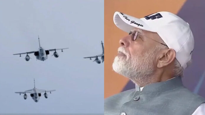 वाराणसी में गंगा के ऊपर दिखा वायुसेना का दम, PM मोदी ने देखा सुखोई, राफेल और तेजस का शौर्य प्रदर्शन