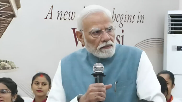 काशी पहुंचे पीएम मोदी, गारमेंट फैक्ट्री की दी सौगात, 300 महिलाओं से किया संवाद