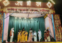 रामलीला मंचन में भारत मिलाप का मार्मिक दृश्य दिखाया गया