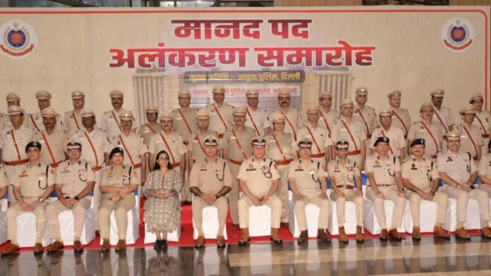 वर्दी की शान, सेवा का सम्मान! दिल्ली पुलिस के 95 सेवानिवृत्त कर्मियों को मिला पदोन्नति का गौरव
