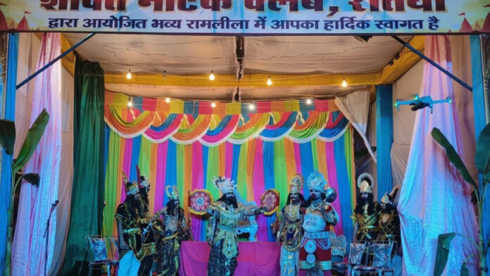 हनुमान का लंका में पहुंचकर अशोक वाटिका को उजाड़ना और लंका में आग लगाने का दृश्य मंचन किया गया