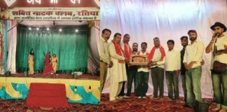 रामलीला मंचन में सरूपनखा की नाक काटने का मंचन किया गया