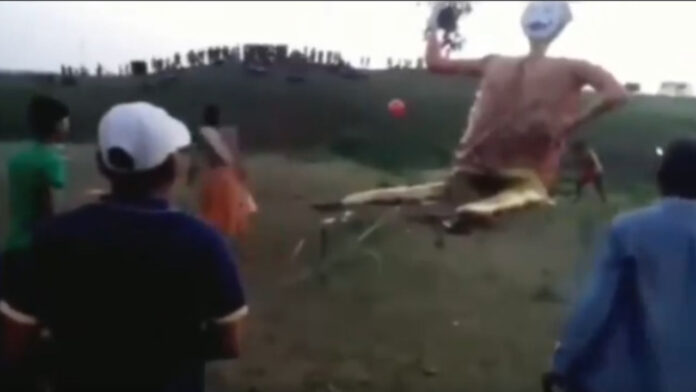 रावण का रॉकेट रिवेंज, जलते ही भीड़ पर बरसाए ‘अग्निबाण’, वायरल वीडियो देख नहीं रुकेगी हंसी