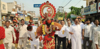 दशहरा झांकी को समाजसेवी विक्की मेहता ने झंडी देकर किया रवाना