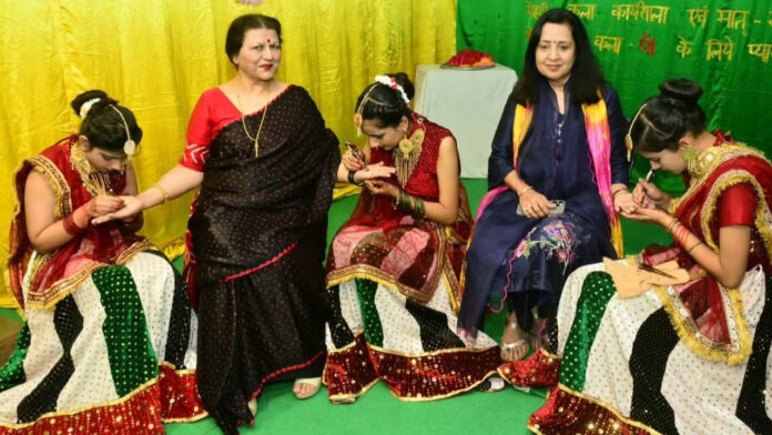 मां के हाथों पर छात्राओं ने सजाई मेहंदी: गिरधारी लाल जैन स्कूल में ‘मेहंदी के रंग, मां के संग’ उत्सव