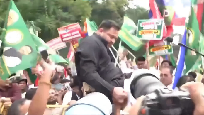 पटना में INDIA ब्लॉक का हल्लाबोल, CEC के खिलाफ मार्च में तेजस्वी समेत कई नेता हिरासत में