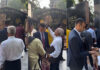 UPPSC इंटरव्यू देने पहुंचे बेटे का पिता ने ठीक किया कोट, संवारे बाल और फिर खिलाया खाना, वीडियो देख भावुक हुए लोग