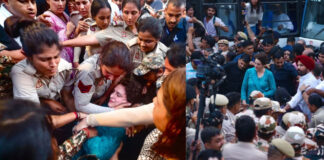 प्रदर्शन में हंगामा, पुलिस से धक्का-मुक्की पड़ी भारी, संसद मार्ग और कनॉट प्लेस थाने में तीन मामले दर्ज