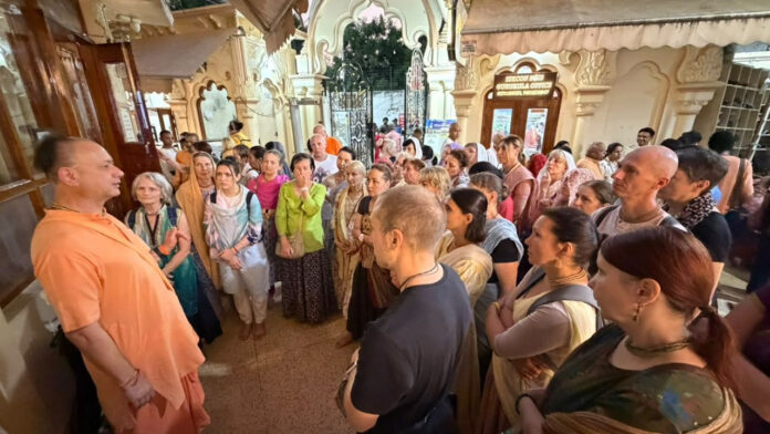 कृष्ण भक्ति में लीन होने वृंदावन पहुंच रहे विदेशी भक्त