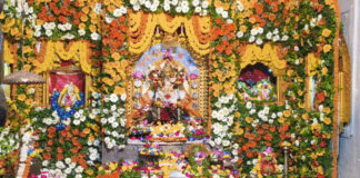 कांजीवरम साड़ी से सजीं मां कात्यायनी, फूल बंगले में दिए दर्शन