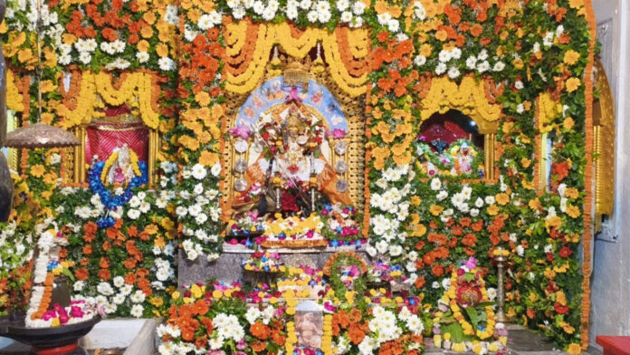 कांजीवरम साड़ी से सजीं मां कात्यायनी, फूल बंगले में दिए दर्शन