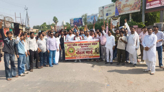 बिजली कटौती के विरोध में सड़क पर उतरे व्यापारी, विद्युत विभाग के खिलाफ किया प्रदर्शन