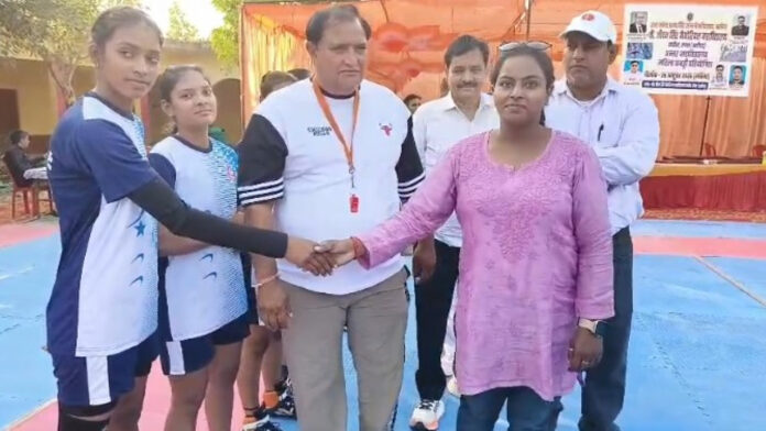 श्यारौल में महिला कबड्डी प्रतियोगिता का आयोजन, RJ महाविद्यालय रायपुर ने 36 अंक लेकर हासिल किया प्रथम स्थान
