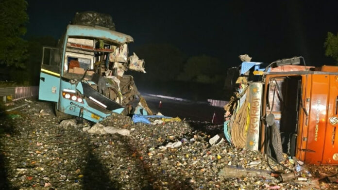 यमुना एक्सप्रेसवे पर तड़के दो बसों और कांच से भरे कैंटर के बीच भिड़ंत, पांच यात्री घायल