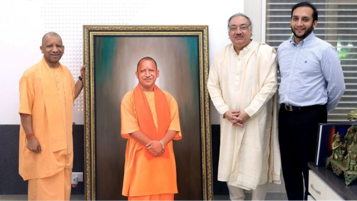 पद्मश्री कृष्ण कन्हाई ने सीएम योगी को भेंट किया विशाल पोर्ट्रेट, आर्ट गैलरी आने का दिया निमंत्रण